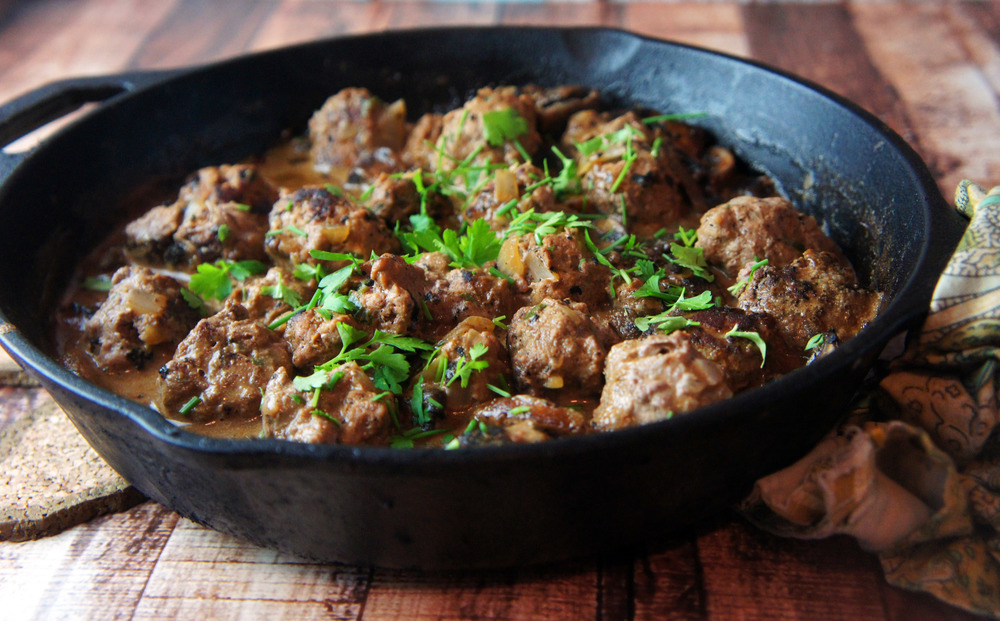 What is a recipe for meatballs in beef gravy?